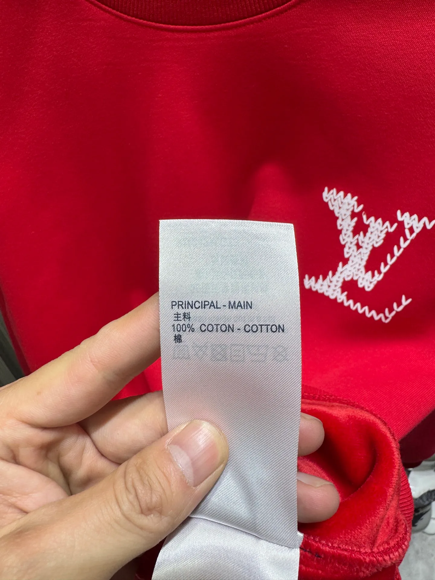 🅿️250 🀄️ Louis Vuitton Louis Vuitton 2025 Autumn and Winter 🆕Vu*tt*n Marque L printed identification pullover sweatshirt 400g pure cotton ➕ silver fox velvet Made of soft cotton fabric, comfortable and breathable "MARQUE L.VUITTON DEPOSEE" printing on the front, simple and elegant, full of brand sense, loose round neck design It's OK to wear alone or layered in spring and autumn. The gray color is versatile and very fashionable when paired or matched. It belongs to the V SS26 series. It is practical and has a sense of design. It is a must-have item for luxury casual wear. A new concept that breaks out of the cocoon. Streamlined fashion. Luxurious quality achieves the status of high fashion.